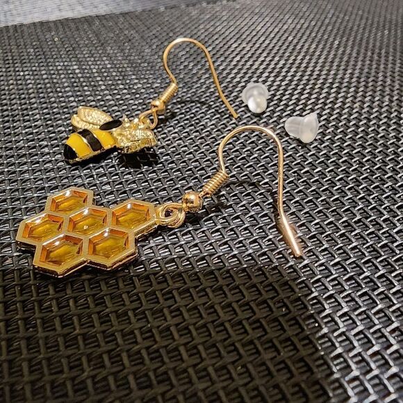 Bumblebee and Honeycomb Pendant Earrings - Picture 4 of 6